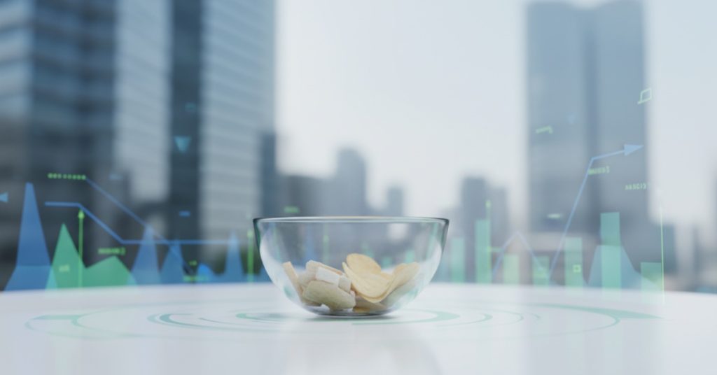 Ảnh cận cảnh một đĩa thức ăn lành mạnh với nhiều rau xanh tươi, trái cây mọng nước và ngũ cốc nguyên hạt, minh họa các nguồn cung cấp chất xơ dồi dào. Hình ảnh này nhấn mạnh sự thiếu hụt chất xơ trong chế độ ăn hiện đại và tầm quan trọng của việc lựa chọn thực phẩm giàu chất xơ cho sức khỏe tiêu hóa và tổng thể.