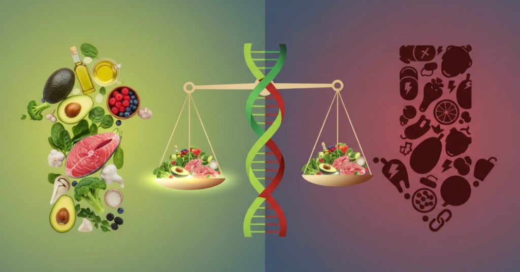 Một đĩa thức ăn đa dạng phù hợp với chế độ ăn keto, gồm bơ, trứng, cá hồi và rau xanh, đặt cạnh một biểu đồ minh họa những lợi ích sức khỏe như giảm cân và tăng năng lượng, đồng thời có các cảnh báo về rủi ro tiềm ẩn của chế độ ăn keto nếu không được thực hiện đúng cách.